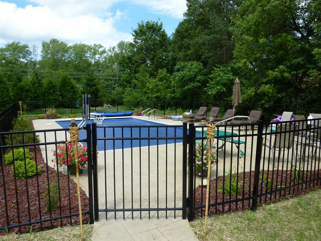 Modern Fence Ideas For Swimming Pool Garden Design Exterior Stone Block Floortile Flower Growth Grass Comfy Beach Sitting Areas Green Plant  Pool Design