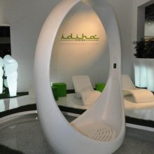 Bathroom Loop Shower Luxurious Multisensorial Experience Glossy Floor loop-shower-rail-outdoor-indoor-green-water-spray-915x686