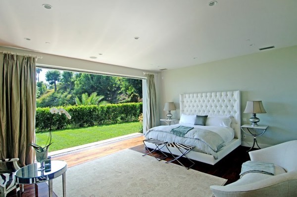 Big Glas Window Luxurious Style Bed Big White Chair White Rugs Bedroom