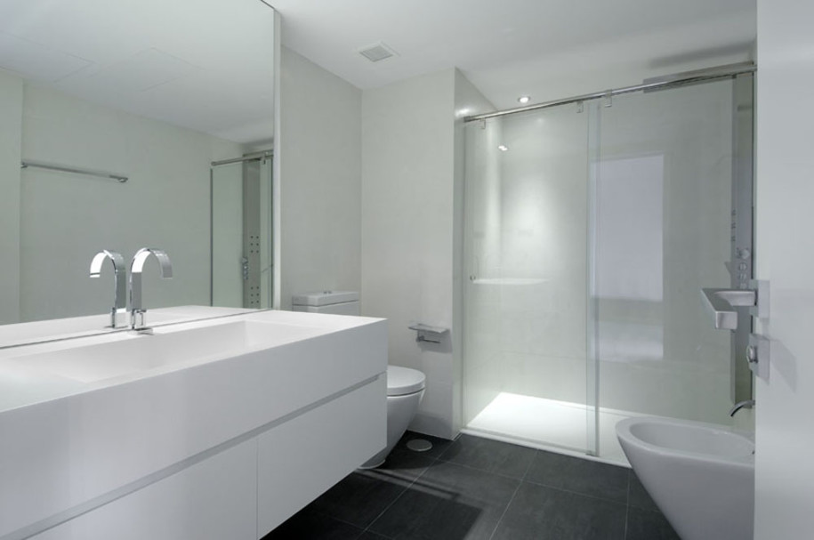 Black Floor Large Mirror White Toilet 915x607 Bathroom