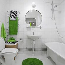 Bathroom White Bathtub White Toilet White Wall Round Mirror Green Towel 915x640 white-floor-blue-light-small-mirror-unique-standing-lamp-small-tree-915x610