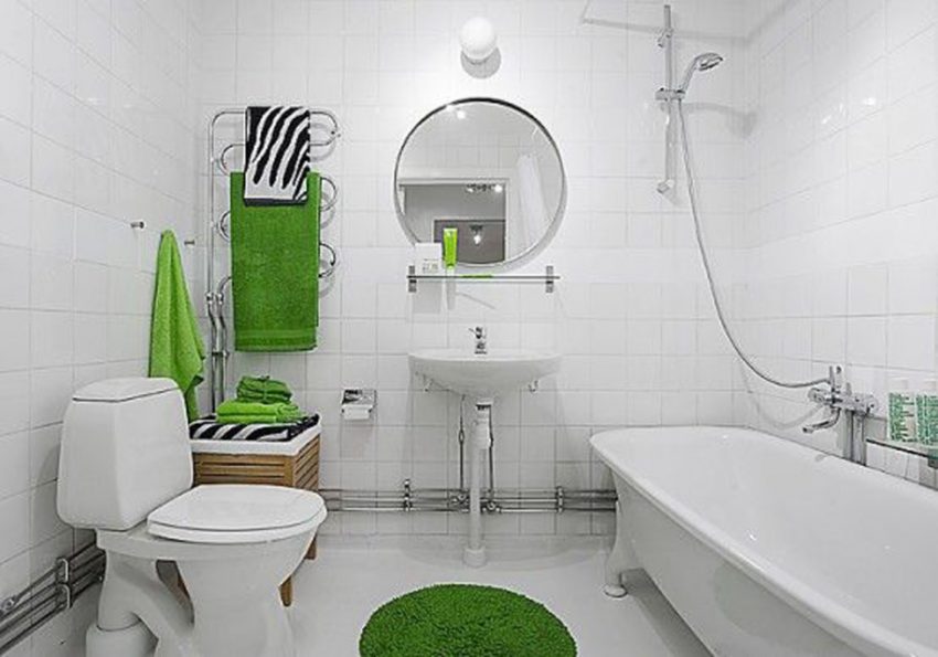 Bathroom Medium size White Bathtub White Toilet White Wall Round Mirror Green Towel 915x640