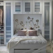 Bedroom Built In Closet White Bed Flower Patern Wallpaper Paterned White Sheet1 Black-and-white-rugs-Balck-wall-Wooden-side-table-White-bed-cover1